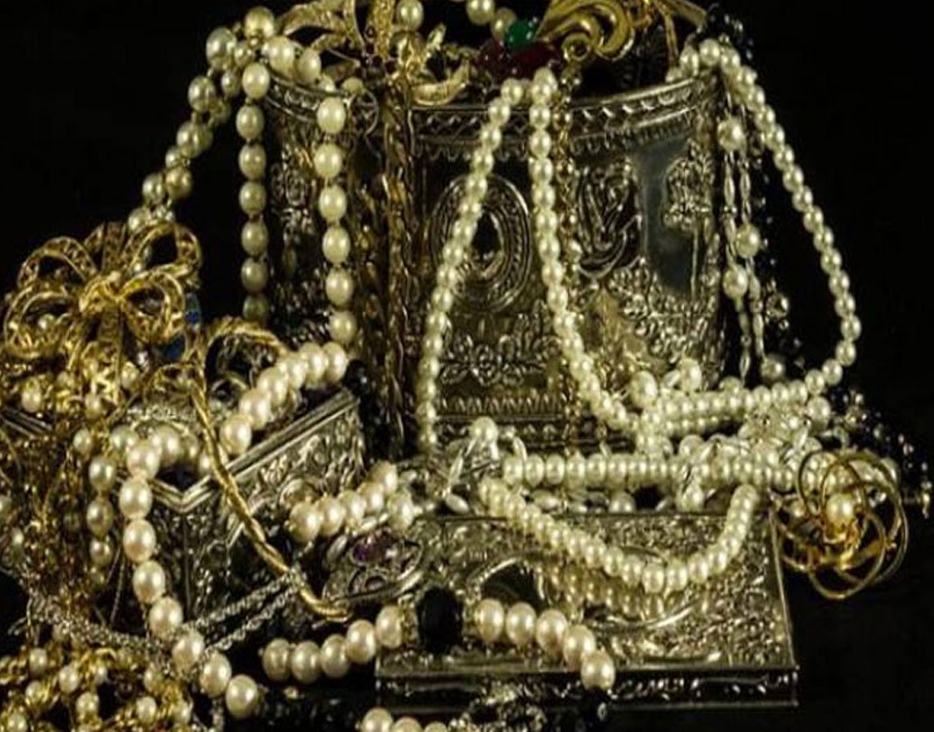 শুধু সাজসজ্জাই নয়। অলঙ্কার ছিল প্রতিটি রাজপরিবারের পরিচয় ও ঐতিহ্য। গঠনশৈলিতে স্বকীয়তা বজায় রাখতে চেষ্টার কসুর করতেন না রাজারা। সারা বিশ্ব থেকে আনা হত শ্রেষ্ঠ রত্নসম্ভার। ভারতীয় রাজপরিবারের অনেক প্রাচীন অলঙ্কারই আজ সাজানো আছে বিদেশি মিউজিয়মে বা কোনও বিশেষ ধনকুবেরের সংগ্রহশালায়।