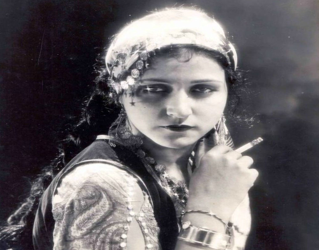 নির্বাক ছবির যুগ শেষ হতেই রুবি বিপাকে পড়লেন। কারণ বিদেশিনী হওয়ার সুবাদে তিনি হিন্দি ভাল বলতে পারতেন না। এক বছর অভিনয় থেকে বিরতি নিয়ে হিন্দি শেখেন রুবি। ফিরে আসেন সফল ভাবে।