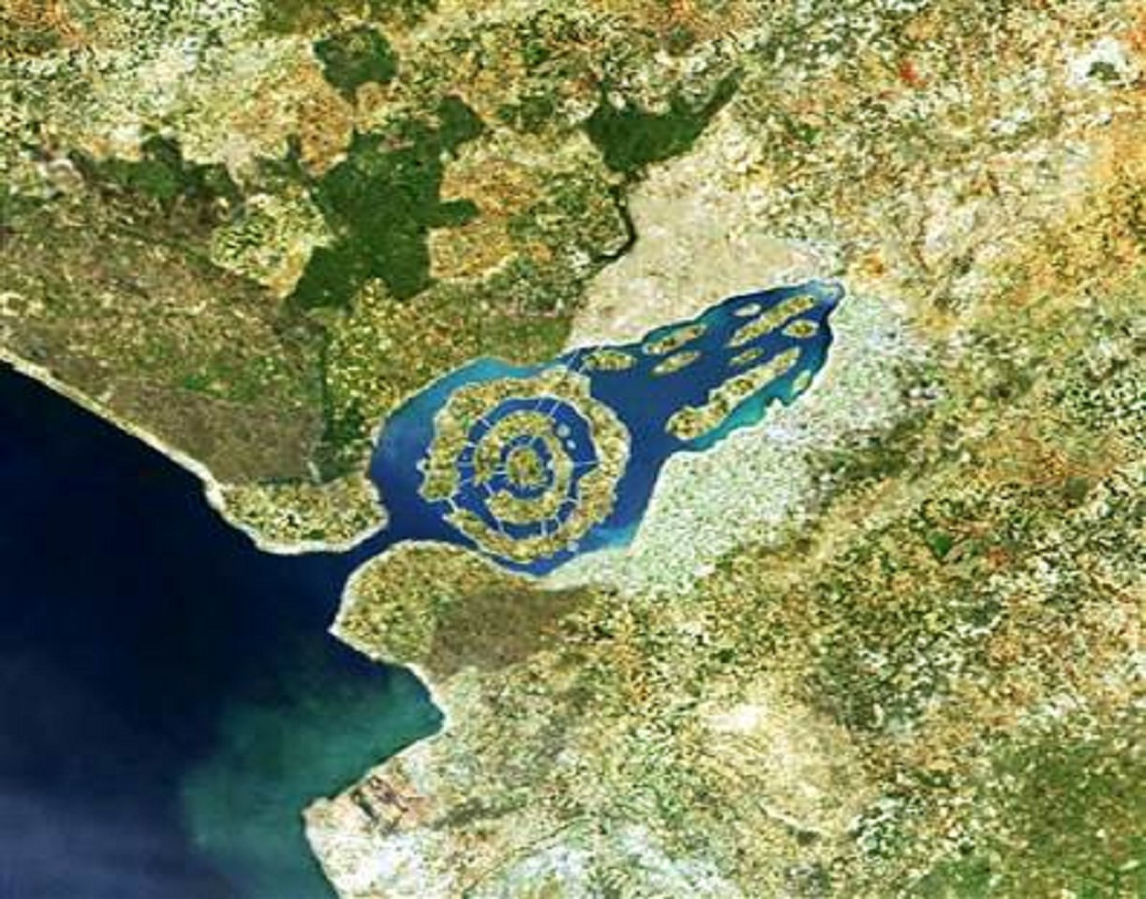 বিভিন্ন বই এবং কিছু টেলিভিশন শোতে এই হারিয়ে যাওয়া শহরের লোকেশনের কথা বলা হয়েছে। কয়েকজনের মতে গুগলে সার্চ করলে গ্রিসের সান্তোরিনি শহরকে আটলান্টিস বলা হয়ে থাকে আবার অনেকের মতে বিমিনির জলের নিচেই এই হারিয়ে যাওয়া শহরের রাস্তা লুকিয়ে রয়েছে। গ্রিক দার্শনিক প্লেটোর লেখনীতে এই শহরের ব্যাপারে বেশ কিছু অজানা তথ্য উঠে আসে।