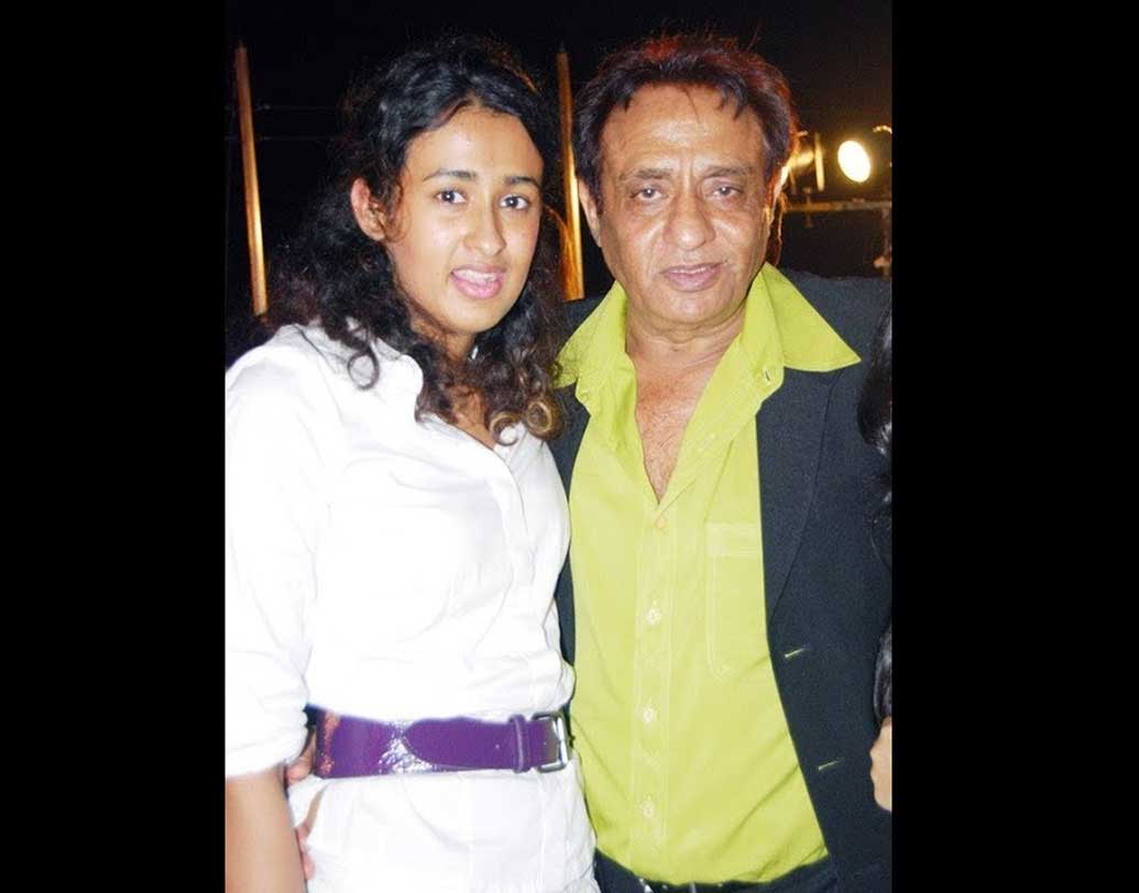 দিব্যাঙ্কার গয়নার বুটিকের নাম ‘আম্রপালী’। তাকে নিয়েও অনেক স্বপ্ন রঞ্জিত-দুহিতার। শৃঙ্গের মতোই স্বপ্নকে শীর্ষে নিয়ে যেতে চান তিনি। উদার হতে চান পাহাড়ের মতো।