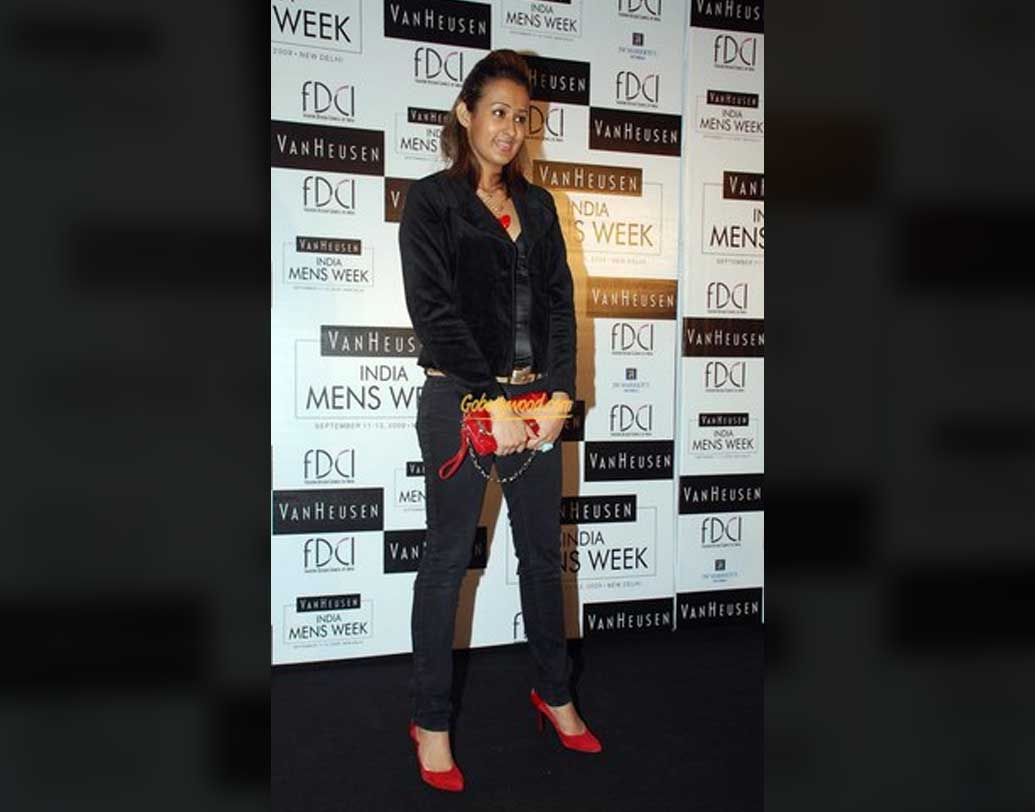 বত্রিশ বছর বয়সী দিব্যাঙ্কার আরও একটি নেশা বই পড়া। প্রিয় লেখক চেতন ভগত এবং পাওলো কোয়েলহো। সেন্ট জোসেফ কনভেন্ট স্কুলের ছাত্রী দিব্যাঙ্কা জয় হিন্দ কলেজ থেকে ফ্যাশন ডিজাইনিং নিয়ে স্নাতক হন। প্রিয় ডিজাইনার মনীশ মলহোত্র।