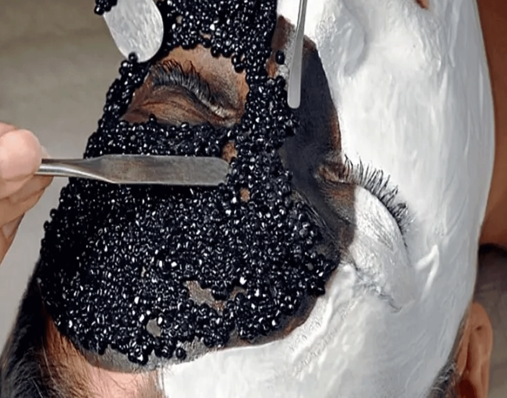 ক্যাভিয়ার বিশ্বের মহার্ঘ্যতম খাবার। কিন্তু অন্যদিকে ত্বকের বয়স ধরে রাখতেও এই উপাদান খুবই গুরুত্বপূর্ণ। ত্বকে কোলাজেনের পরিমাণ বাড়াতেও সাহায্য করে এই উপাদান।