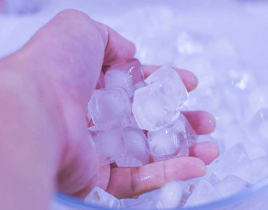 ক্রায়োথেরাপিতে আবার বিশাল ফ্রিজে ঢুকিয়ে রাখা হয়। তিন মিনিট থাকতে হয় হিমশীতল তাপমাত্রায়। নর্ডিক ও পূর্ব ইউরোপীয় দেশগুলোতে এই থেরাপি খুবই জনপ্রিয়। এর ফলে হরমোন ক্ষরণ বৃদ্ধি পায়। খেলোয়াড়রা প্রায়ই এই থেরাপি নেন।