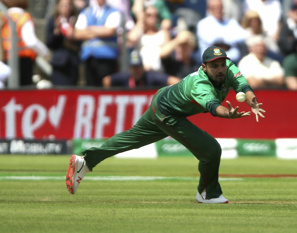 মাশরাফি মোর্তাজা- দলের অধিনায়ক মাশরাফির ওপর আজকে গুরুদায়িত্ব। ২০০৭ সালে এইরকমই বিশ্বকাপের আসরে ভারতকে হারিয়ে ম্যান অফ দ্য ম্যাচ হয়েছিলেন তিনি। আজ কি পারবেন সোনালি ইতিহাস ফিরিয়ে আনতে। অপেক্ষায় টাইগার শিবির।