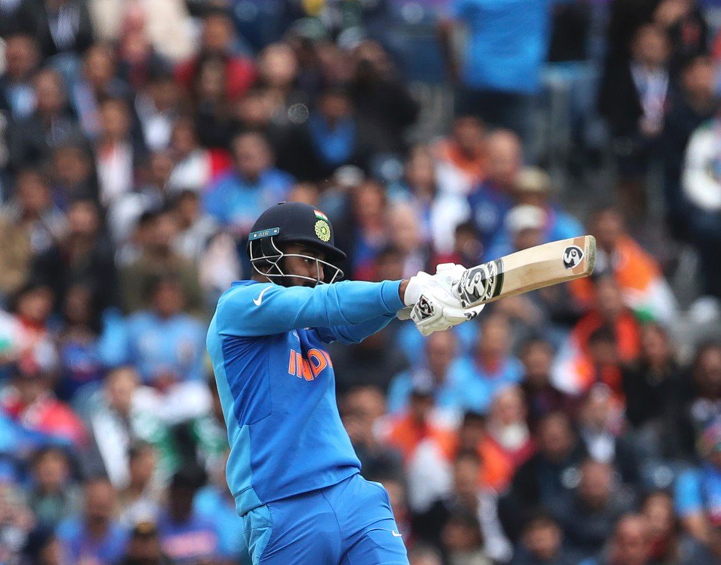 কে এল রাহুল- ইংল্যান্ডের বিরুদ্ধে কোনও রান না করে আউট হলেও তাঁর উপর ভরসা করতে পারে দল। এই ম্যাচে ওপেন করছেন তিনি।