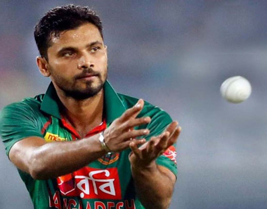 মাশরাফি মর্তুজা- বর্তমানে বাংলাদেশের সাফল্যের পেছনে অধিনায়ক মাশরাফি মর্তুজার অবদান ভোলার নয়। বাংলাদেশ আজ বিশ্ব ক্রিকেটে যে যায়গায় পৌঁছেছে তাতে নিঃসন্দেহে অধিনায়ক মর্তুজার বড় কৃতিত্ব আছে। ভারতের বিরুদ্ধে অধিনায়ক কীভাবে বাংলাদেশকে নেতৃত্ব দেন সেটাই দেখার।