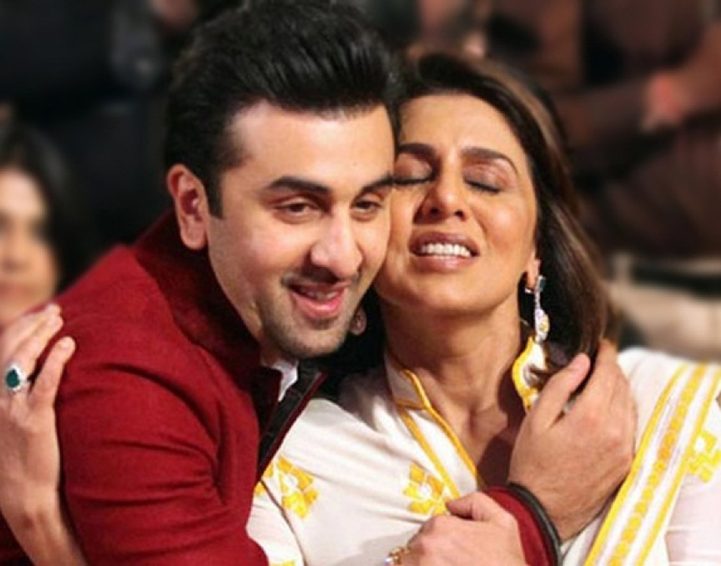 রণবীর কপূর-নীতু সিংহ: কপূর পরিবারের সন্তান তিনি। বাবা-ঠাকুরদা সবাই অভিনেতা। তবে রণবীর বরাবরই ‘মাম্মা’জ বয়’। মা নীতু সিংহের সঙ্গে তাঁর চেহারায়ও মিল রয়েছে।