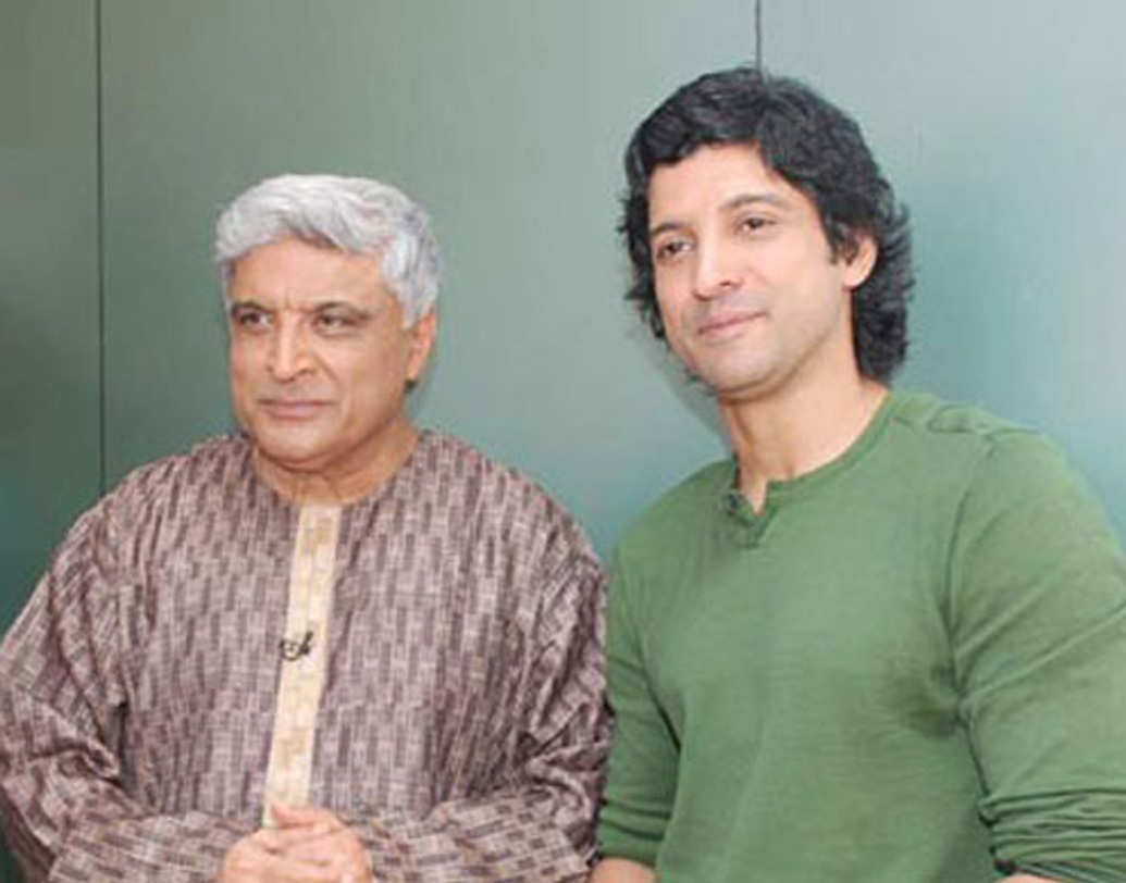 ফারহান আখতার-জাভেদ আখতার: বাবা জাভেদ আখতারের পেশা সূত্রে ফিল্মি পরিবেশেই বেড়ে ওঠা ফারহানের। শুরুতে ক্যামেরার পিছনেই কাজ করতেন। কিন্তু যখন থেকে অভিনয়ে পা রেখেছেন, তাঁর কথাবার্তা, চেহারা সবেতেই জাভেদ আখতারকে নতুন করে খুঁজে পেয়েছেন দর্শক।