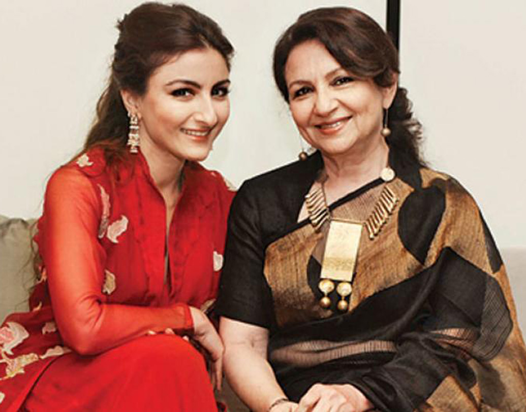 সোহা আলি খান-শর্মিলা ঠাকুর:  মা শর্মিলা ঠাকুরের মতে দেখতে সোহা আলি খানকে। ‘খোয়া খোয়া চাঁদ’ ছবিতে তাঁকে দেখে রীতিমতো চমকে উঠেছিলেন দর্শক। মাথায় বলখোঁপা, চোখে মোটা কাজল, সবমিলিয়ে চোখের সামনে অল্পবয়সী শর্মিলাকেই যেন দেখতে পাচ্ছিলেন তাঁরা।