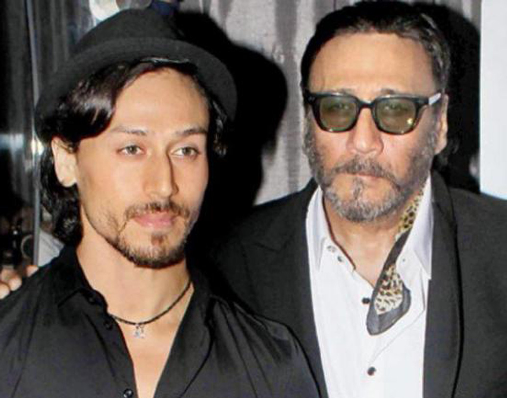 টাইগার শ্রফ-জ্যাকি শ্রফ: আজও স্টাইল আইকন বলে পরিচিত জ্যাকি শ্রফ। তবে ছেলে টাইগারও কম যান না। মার্শাল আর্টস এবং নাচের জন্য ইতিমধ্যেই বহু তরুণীর হৃদয় জয় করেছেন তিনি। বাবার সঙ্গে তাঁর চেহারাতেও বেশ মিল।