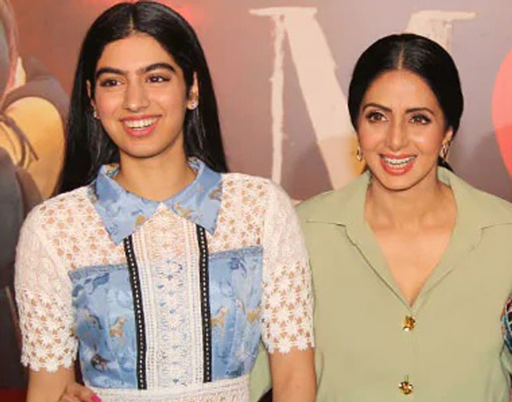 খুশি কপূর-শ্রীদেবী: সংবাদমাধ্যম যদিও জাহ্নবী কপূরের সঙ্গে শ্রীদেবীর তুলনা টানতে ব্যস্ত। নেটিজেনরা কিন্তু ছোট মেয়ে খুশির সঙ্গে শ্রীদেবীর বেশি মিল খুঁজে পান।