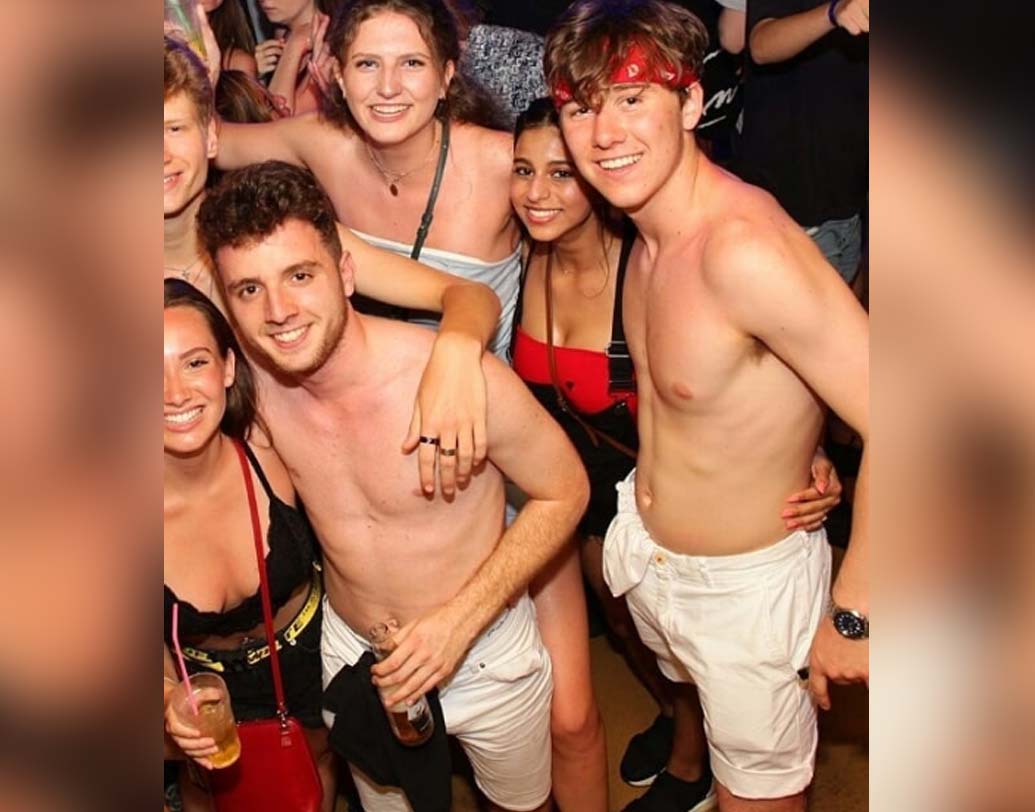 সুহানাকে বন্ধুদের সঙ্গে একটি থিম পার্টিতে দেখা যায় লাল রঙের পোশাকে। পার্টির ড্রেস কোড  মহিলাদের জন্য লালা-কালো, আর পুরুষদের জন্য শুধু সাদা প্যান্টস।