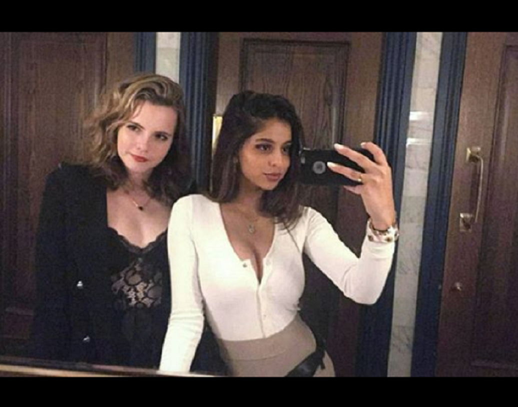 কিছুদিন আগে বান্ধবী অ্যাথেনার জন্মদিনের একটি ছবি পোস্ট করেন তিনি। সাদা রঙের ফুল-স্লিভস জামায় তাঁকে সুন্দর দেখাচ্ছে বলে অনুগামীরা কমেন্ট করেন।