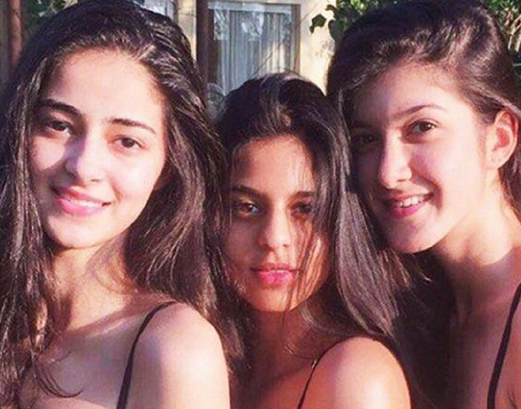 ছোটবেলার বন্ধু অনন্যা পান্ডে এবং শানায়া কপূরের সঙ্গেও মাঝে মধ্যেই ইনস্টাগ্রামে ছবি পোস্ট করেন।