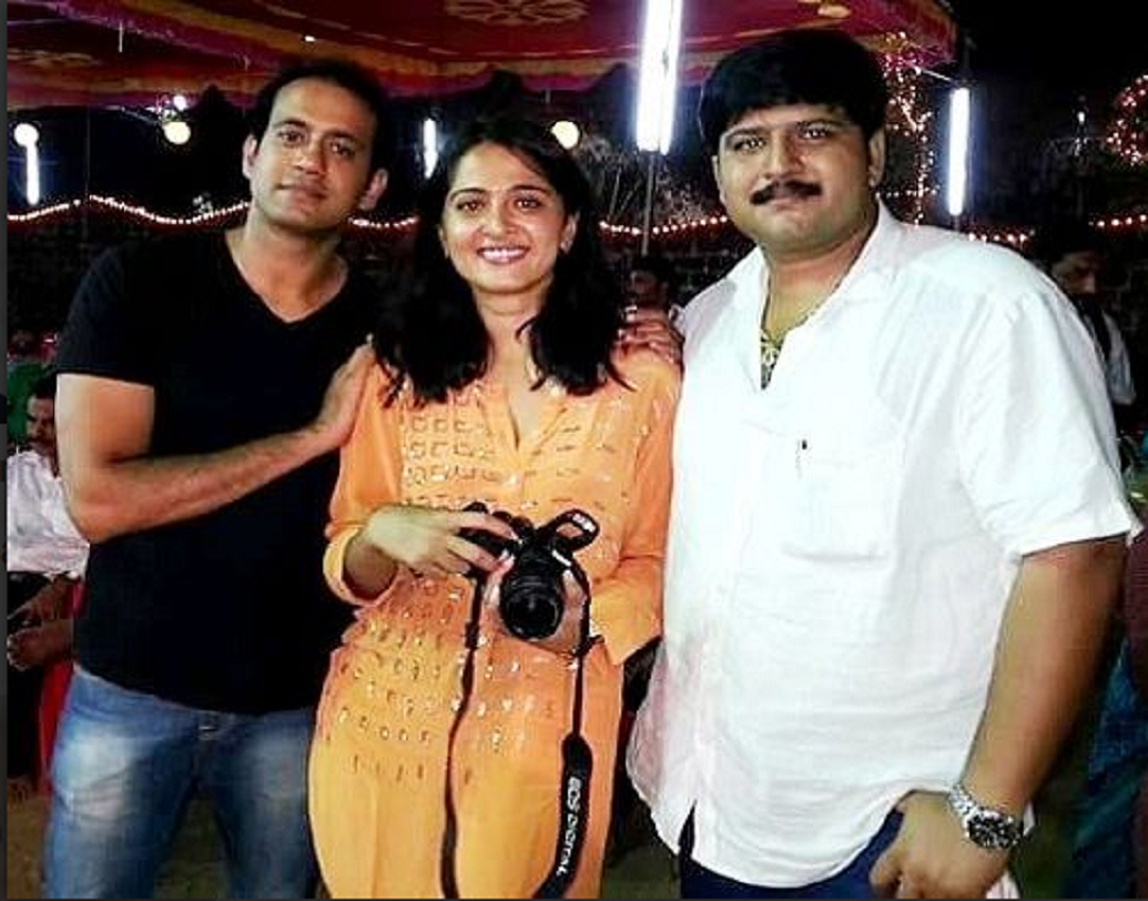 ১৯৮১ সালের ৭ নভেম্বর, কর্নাটকের ম্যাঙ্গালোরে জন্ম অনুষ্কা শেট্টির। অনুষ্কার দুই ভাইয়ের এক জন গুণরঞ্জন শেট্টি যিনি ব্যবসায়ী। অন্য ভাই সাই রামেশ শেট্টি পেশায় চিকিত্সক।