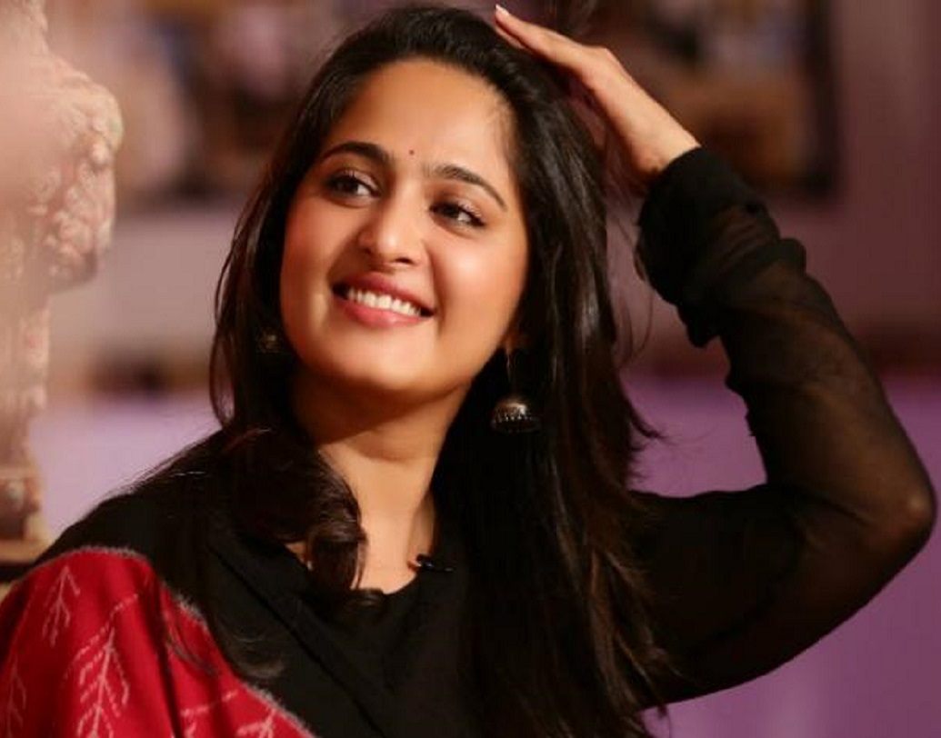 অনুষ্কা মাউন্ট কার্মেল কলেজ থেকে কম্পিউটার অ্যাপ্লিকেশানে স্নাতক। স্কুল জীবনে কিন্তু তাঁর প্রিয় বিষয় ছিল ভূগোল। নায়িকার হবি যোগব্যায়াম করা। একই সঙ্গে ঘুরতে, বই পড়তেও ভালবাসেন তিনি।