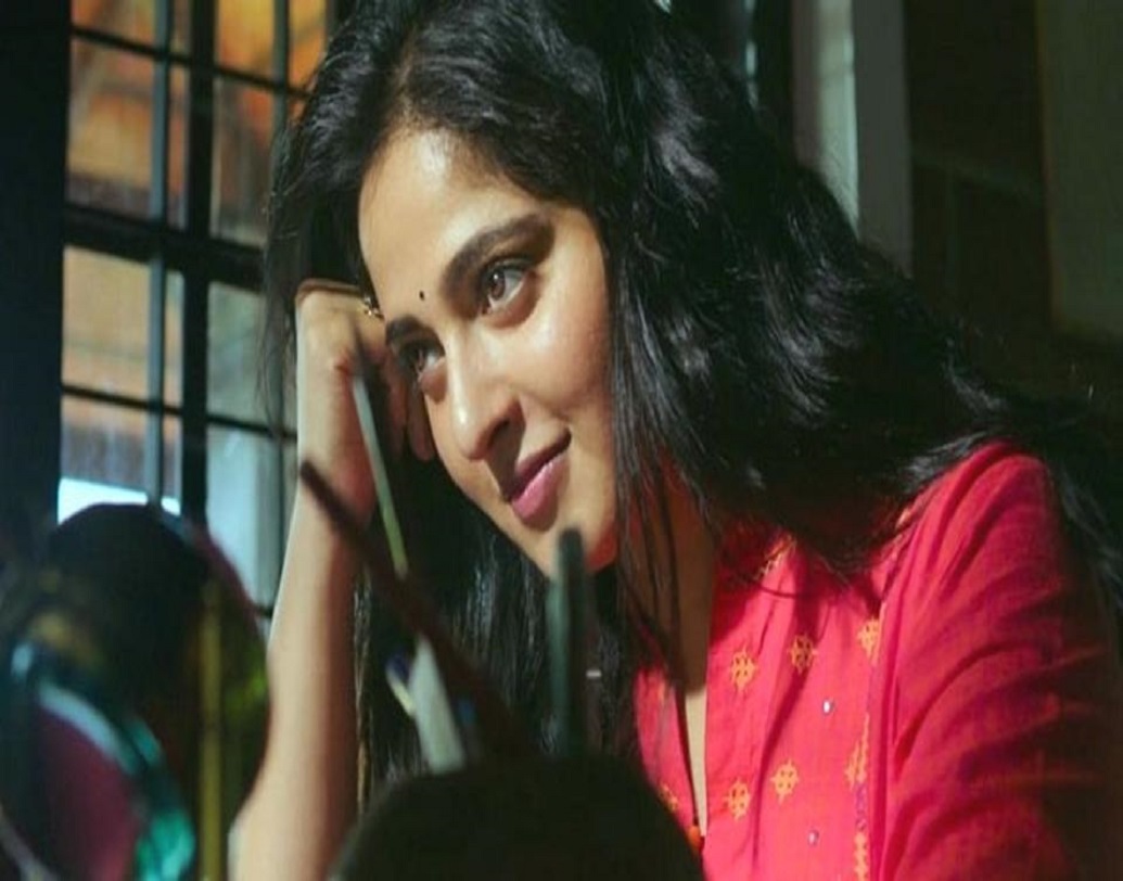 তাঁর প্রিয় বই পাওলো কোয়েলহোর লেখা ‘দি আলকেমিস্ট’। বই পড়া ছাড়াও কবিতা এবং প্রকৃতি সম্বন্ধে নানা রকম লেখা সংগ্রহ করতে তিনি খুব ভালবাসেন।