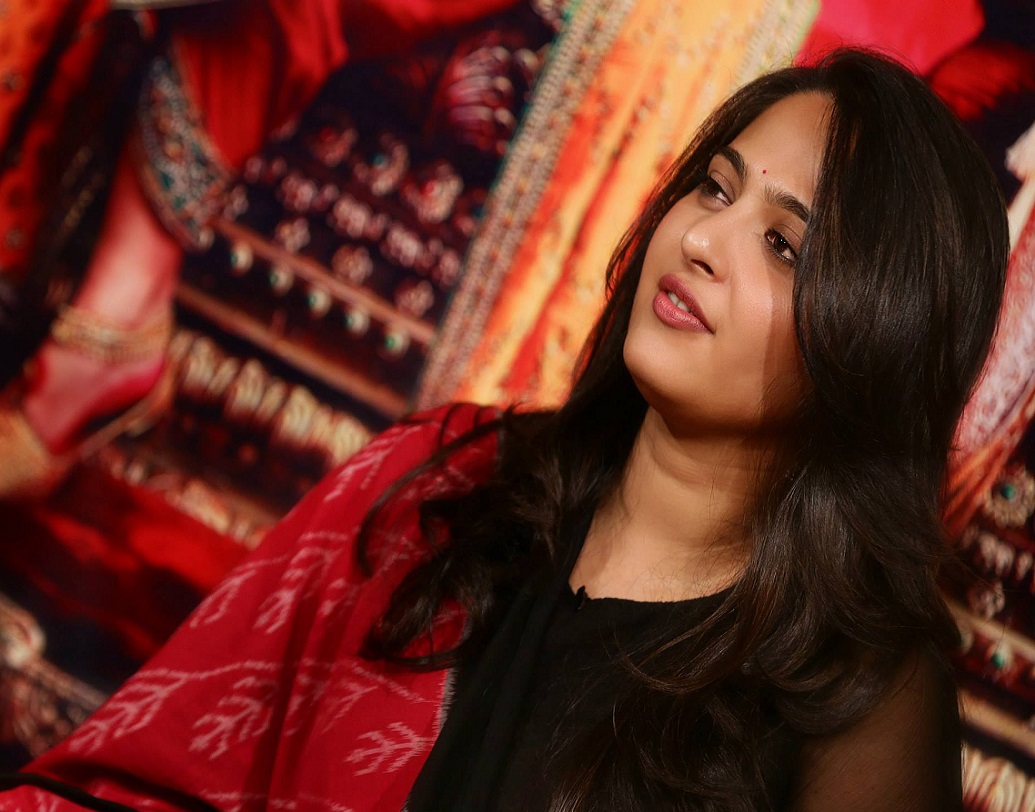 চিকেনের যে কোনও পদই তাঁর খুব প্রিয়। আর কালো এবং সাদা রং তাঁর সবথেকে পছন্দের।