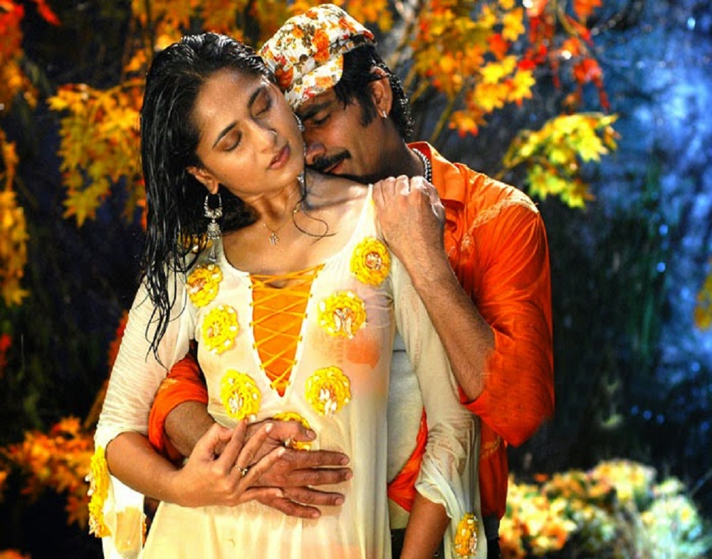 ২০০৫ সালে প্রথম সিনেমা করলেও, তিনি সকলের কাছে পরিচিত হন ২০০৬ সালের ‘ভিক্রামারকুদু’র জন্য। এই সিনেমায় তিনি রবি তেজার বিপরীতে অভিনয় করেন।