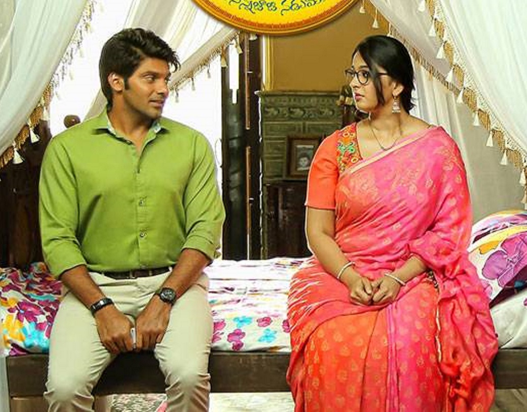 ‘সাইজ জিরো’ সিনেমার জন্য তিনি প্রায় ২০ কেজি ওজন বাড়িয়েছিলেন। লিড রোল তো বটেই, আইটেম নাম্বারেও মাত করেছেন অনুষ্কা। যেমন ২০০৬ সালে ‘স্তালিন’ সিনেমার আই ওয়ানা স্পাইডার ম্যান। ২০০৮ সালের কিং সিনেমার ‘নুভভু রেডি নেনু রেডি’।