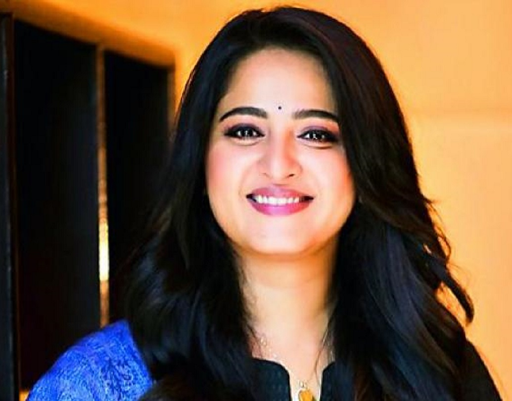 ২০১১ সালে অনুষ্কা তামিলনাড়ু সরকারের তরফ থেকে কালাইমামানি পুরস্কার পেয়েছেন। এ ছাড়া টিএসআর লালিথা কালা পারিসনাথ অ্যাওয়ার্ড পেয়েছেন।