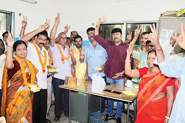 উল্লাস: জয়ীদের সঙ্গে রঘুনাথপুরের পুরপ্রধান। নিজস্ব চিত্র