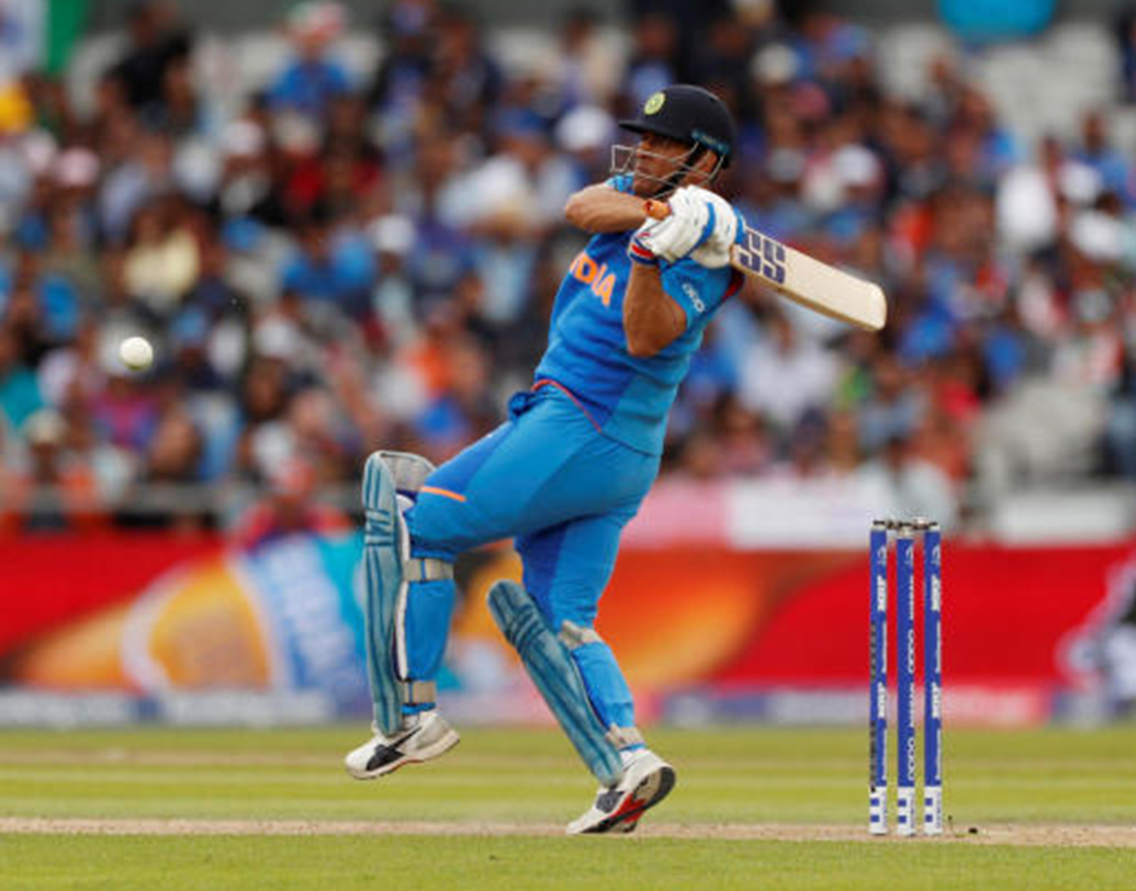 এমএস ধোনি- ধোনির অবসর নিয়ে জল্পনা তুঙ্গে। উইকেটকিপার-ব্যাটসম্যান হিসেবে ধোনিই অটোমেটিক চয়েস।