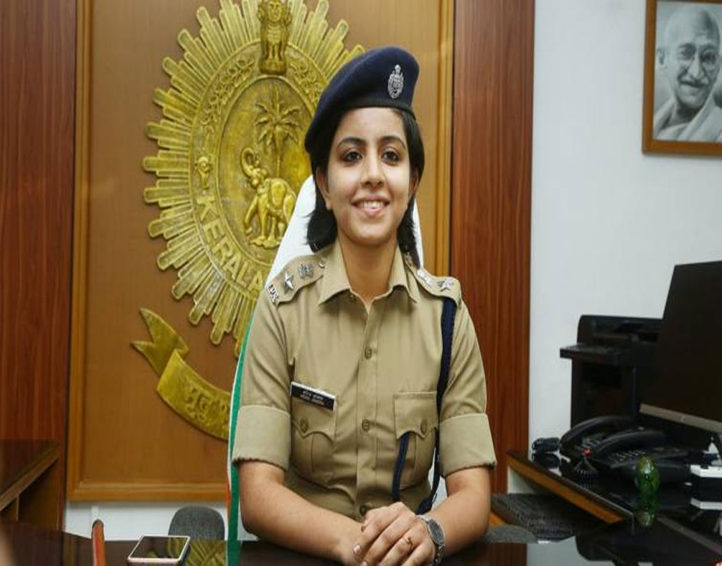 দু’বছর আগের অমীমাংসিত ঘটনা পড়েছিল থানার কোণায় ফাইলবন্দি হয়ে। সমাধান করতে হবে এই ঘটনারই। পণ করেছিলেন আইপিএস অফিসার মেরিন জোসেফ। পলাতক অভিযুক্তকে ধরতে নরকে যেতেও প্রস্তুত ছিলেন তিনি। সৌদি আরবের রিয়াধ তো সেখানে নস্যি!