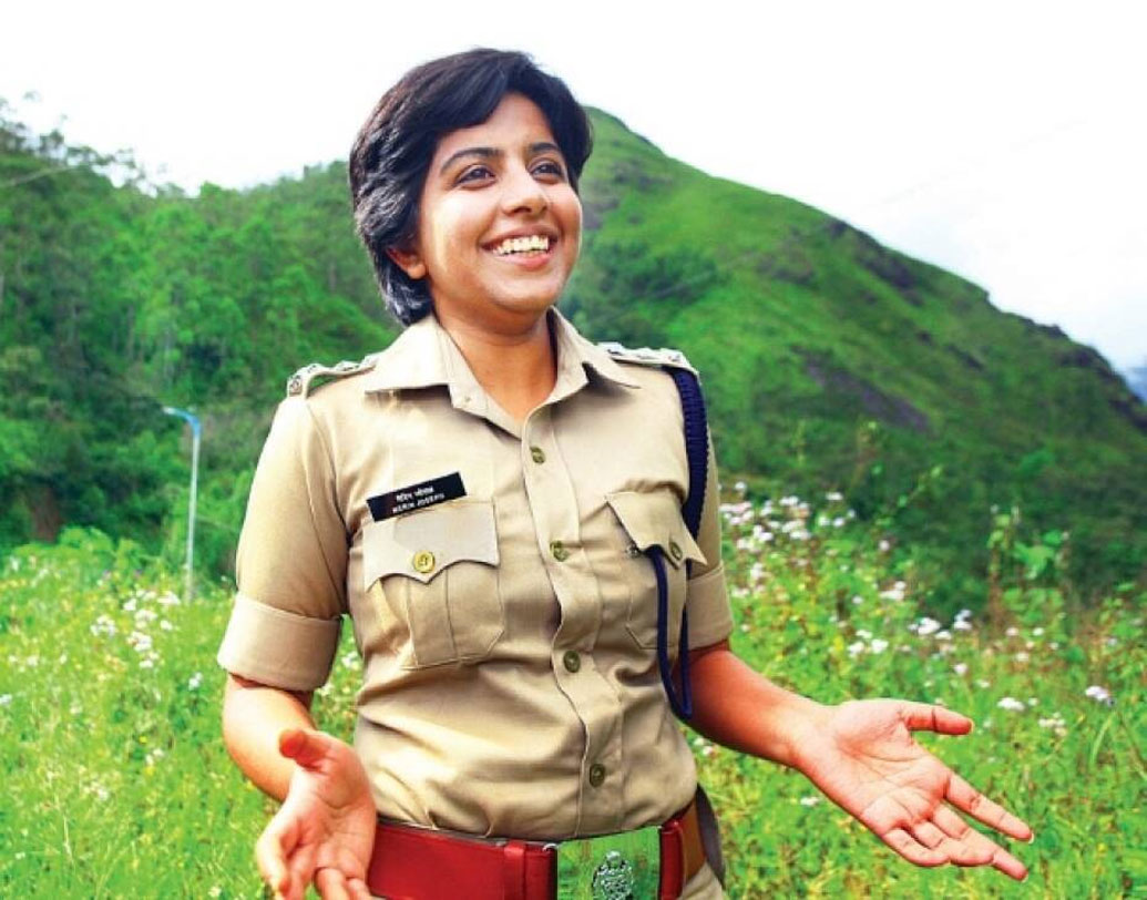 অভিযুক্তকে গ্রেফতার করার সঙ্কল্পে অটল ছিলেন মেরিন। সঙ্কল্প পূরণ করে দেখিয়েছেন তিনি। প্রোটেকশন অব চিল্ড্রেন ফ্রম সেক্সুয়াল অফেন্সেস অ্যাক্ট (পকসো)-এ গ্রেফতার করা হয় ধর্ষণে অভিযুক্ত সুনীলকে। সাহসিনী মেরিন এখন সোশ্যাল মিডিয়ায় ট্রেন্ডিং। তাঁকে বলা হচ্ছে ‘লেডি সিঙ্ঘম’।