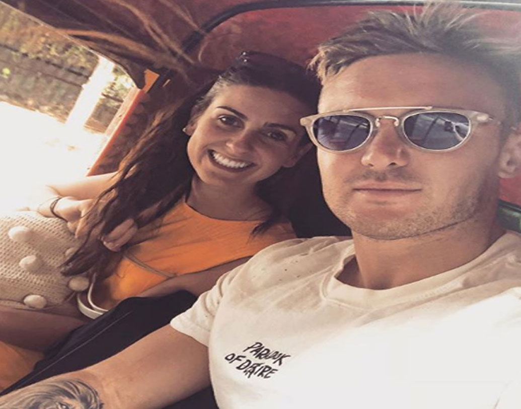 কলেজে স্পোর্টস সায়েন্স নিয়ে পড়বেন বলে ভেবেছিলেন জেসন। পাশ করেছিলেন প্রবেশিকাতেও। কিন্তু পরে আর সেই কোর্স সম্পূর্ণ না করে নেমে পড়েন খেলার মাঠেই। জীবনের  মূল ফোকাসই হয়ে যায় ক্রিকেট।