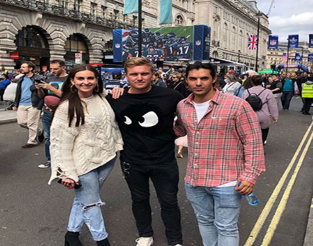 তাঁর নামের পাশে একটা এমন রেকর্ডও আছে, যা তিনি কেন, কোনও ক্রিকেটারই হয়তো চাইবেন না। টি-২০ ক্রিকেটে তিনিই প্রথম ব্যাটসম্যান যিনি অবস্ট্রাক্টিং দ্য ফিল্ড-এর জন্য আউট হয়েছিলেন।