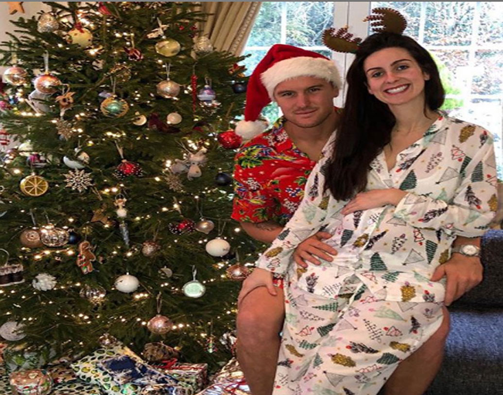 মাঝে মাঝেই স্ত্রী ও সন্তানকে নিয়ে সোশ্যাল মিডিয়ায় ছবি পোস্ট করেন জেসন। প্রতিটা ছবিই ভেসে যায় লাইক আর কমেন্টের বন্যায়।