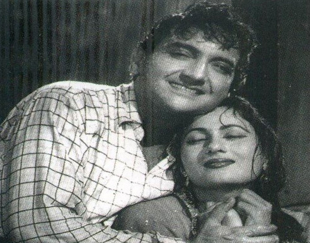 স্ত্রীকে হারানোর সাত বছর পরে দ্বিতীয় বিয়ে করেন ভারত ভূষণ। ‘বরসাত কি রাত’-এর নায়িকা রত্না এ বার তাঁর জীবনসঙ্গিনী।