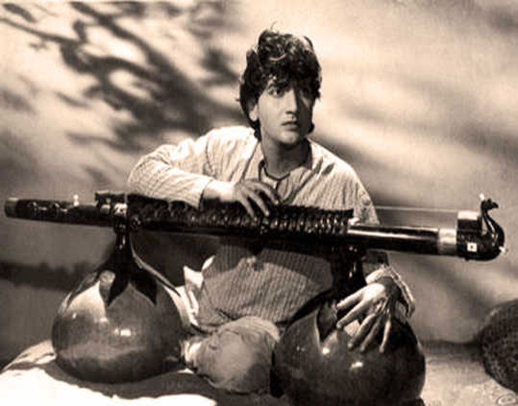 খ্যাতির মধ্য গগনে থাকার সময়ে কিছু ভুল সিদ্ধান্ত বিপাকে ফেলেছিল তারকা ভারত ভূষণকে। তার মধ্যে অন্যতম একটি ছবি প্রযোজনা করা। প্রযোজক হিসেবে একেবারেই ব্যর্থ হয়েছিলেন তিনি।