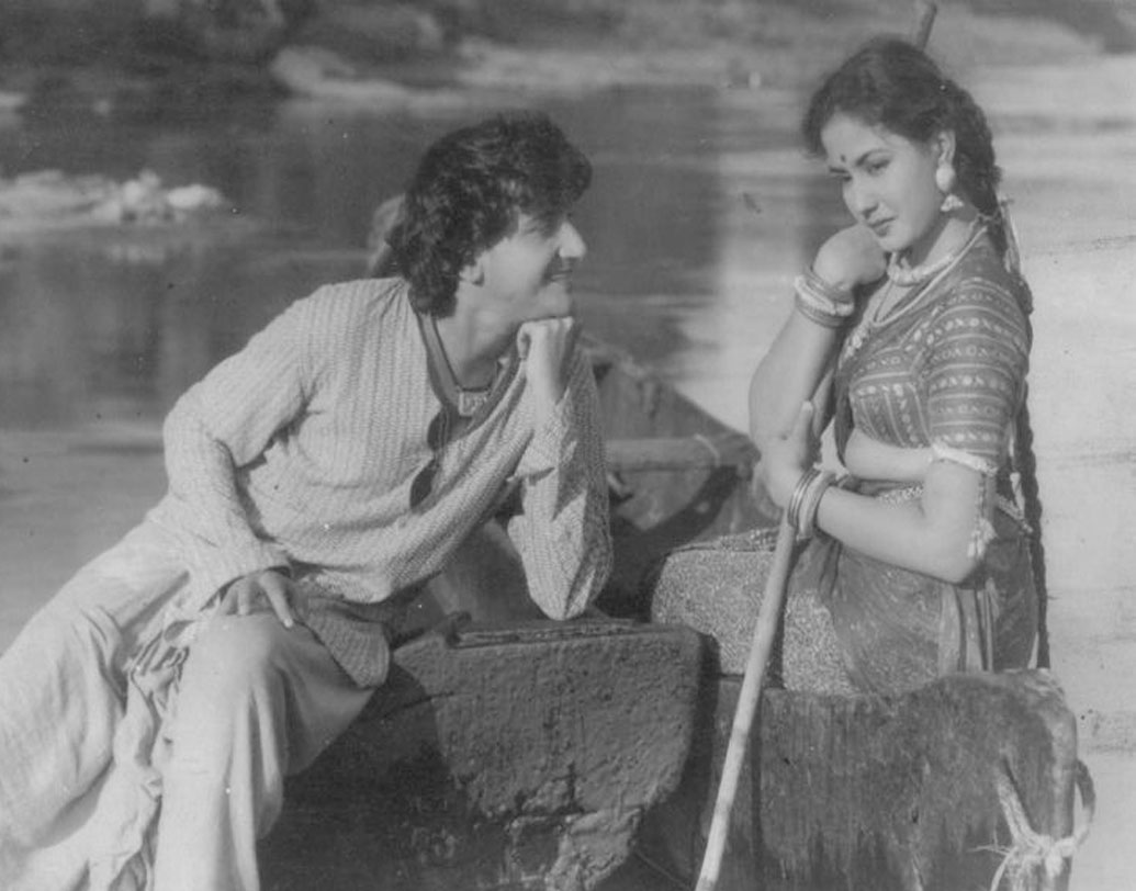 আর ভালবাসতেন বইয়ের জগতে ডুবে থাকতে। তাঁর নিজের বাড়ির লাইব্রেরিতে ছিল দুষ্প্রাপ্য বই। শেষ জীবনে এমনও হয়েছে, টাকার জন্য নিজের সংগ্রহের দু্র্মূল্য বই বিক্রি করতে হয়েছিল অভিনেতা ভারত ভূষণকে।