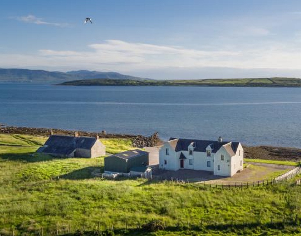স্কটল্যান্ডের ফির্থ অব ক্লাইডে অবস্থিত সাউন্ড অব বুটের উত্তরে রয়েছে এক দ্বীপ, ইঞ্চমারনক। এই দ্বীপেই রয়েছে এক বাড়ি, যা হতেই পারে আপনার বাসস্থান। এর দাম পড়বে ভারতীয় মুদ্রায় ১২ কোটি ৫ লক্ষ ৩০ হাজার টাকা। দাম শুনে আঁতকে উঠবেন না! এই টাকায় শুধু বাড়িটিই নয়, কিনে নিতে পারবেন সম্পূর্ণ দ্বীপটিই।