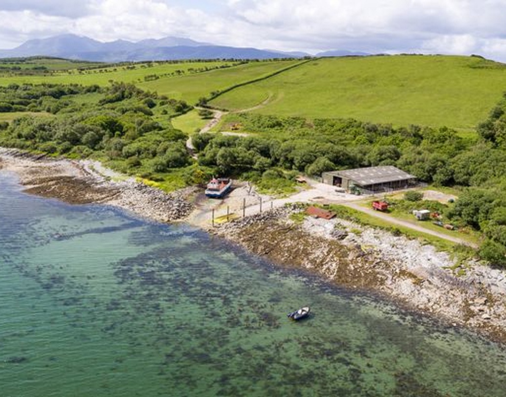 আরও মজার বিষয় হল এই দ্বীপে বাস করবেন কেবল আপনি! প্রতিবেশীদের জ্বালাতনের হাত থেকে মুক্তি পেতে এর থেকে ভাল উপায় আর কী হতে পারে! ৬৬০ একরের এই জমিতে বিশালাকার একটি চার বেডরুমের বাড়ি ছাড়াও রয়েছে বেশ কিছু ছোট বাড়ি, একটি খামার, নিজস্ব ফেরি ও ফেরি ঘাট। জলপথে মূল ভূখণ্ড থেকে ১০ মিনিটের দূরত্বে রয়েছে এই দ্বীপ।