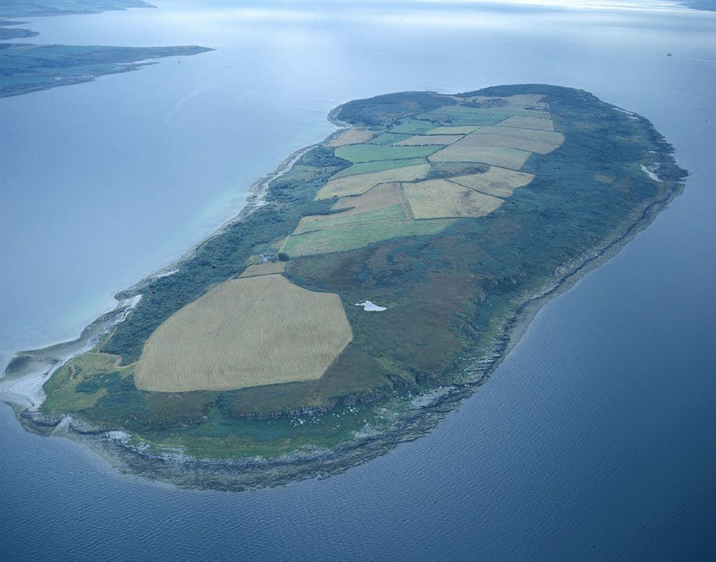 ১৯৮৬ সালে এই দ্বীপের শেষ বসবাসকারীও বাড়ি বিক্রি করে চলে যান। ১৯৯৯ সালে এক পরিবার এই দ্বীপটি কিনলেও তারা এই বাড়িটিকে ছুটি কাটানোর জন্যই ব্যবহার করতেন। স্থায়ী ভাবে বসবাস করেননি কখনও। এখন তারাও বাড়িটি বিক্রির সিদ্ধান্ত নেওয়ায় আলোচনায় আরও একবার উঠে এসেছে এই দ্বীপ।