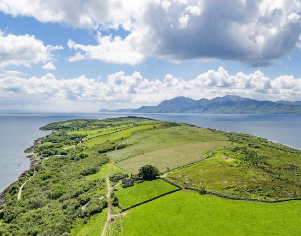 সাড়ে চার কিমি দীর্ঘ এই দ্বীপে রয়েছে প্রায় আট কিমি দীর্ঘ তটরেখা। তবে শুধু বিশালাকায় বাড়ি বা প্রাকৃতিক সৌন্দর্যই নয়, এই দ্বীপে লুকিয়ে আছে নানা ইতিহাসও। ব্রোঞ্জ যুগের কবরস্থান থেকে শুরু করে নানা যুদ্ধের চিহ্ন এখনও রয়েছে এই দ্বীপে।
