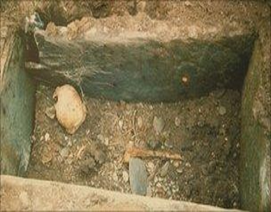 ১৯৬০ সালে এক ব্যক্তি এই দ্বীপেই খুঁজে পান ব্রোঞ্জ যুগের এক পাথরের কবর। সেই কবরে শায়িত ছিল এক মহিলার দেহ, যা 'কুইন অব ইঞ্চ' নামে পরিচিত। ওই মহিলার গলায় ছিল একটি লিগনাইটের নেকলেস এবং হাতে ধরা ছিল চকমকি পাথরের ছুরি। সেই দেহ এখনও রয়েছে ওই দ্বীপে।