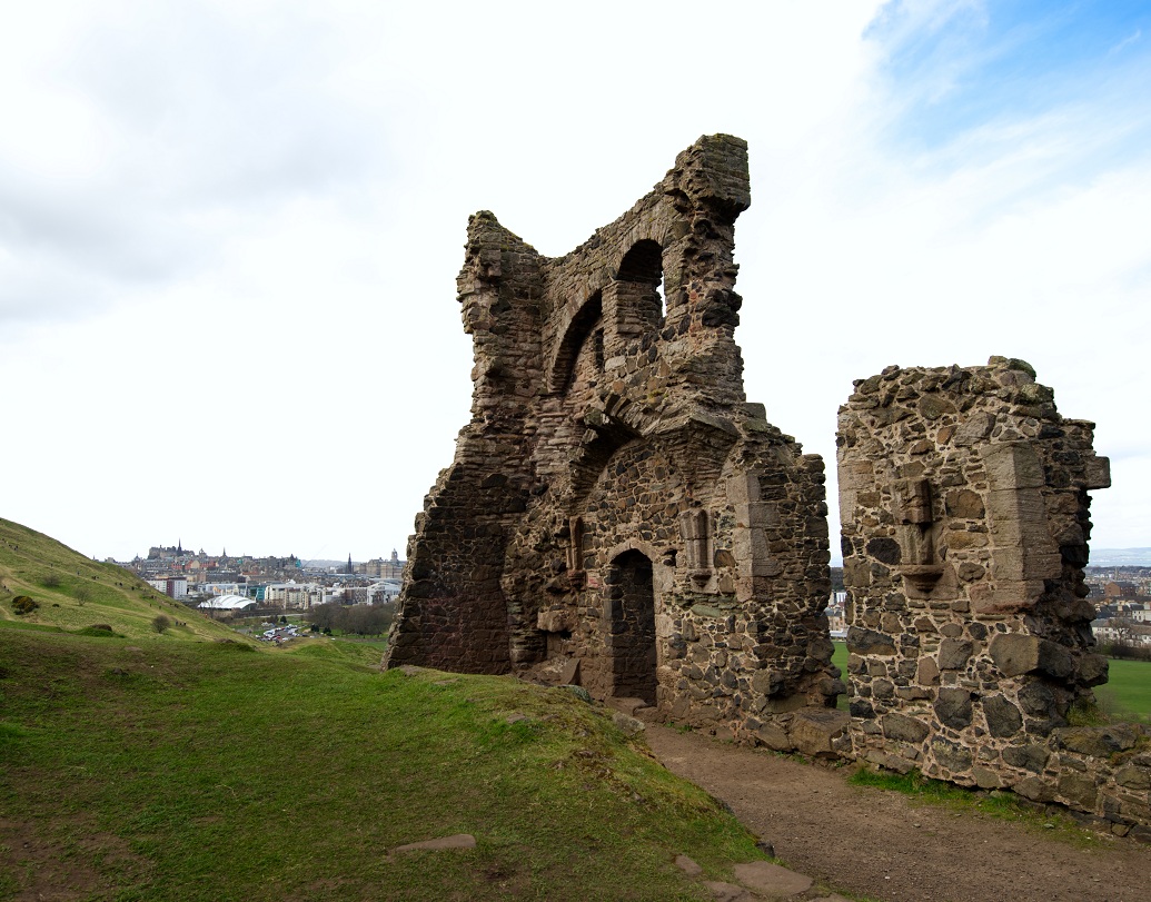 কথিত আছে, স্কটিশ সন্ন্যাসী সেন্ট মারনক এই দ্বীপেই বসবাস করতেন এবং এই দ্বীপে অবস্থিত গির্জাটিও তিনিই তৈরি করেন। সেলটিক ক্রসের বিভিন্ন ভাঙা পাথরের টুকরোও পাওয়া গিয়েছে এই দ্বীপে। এই ক্রসগুলিও প্রাচীন যুগের তৈরি বলে মনে করা হয়।