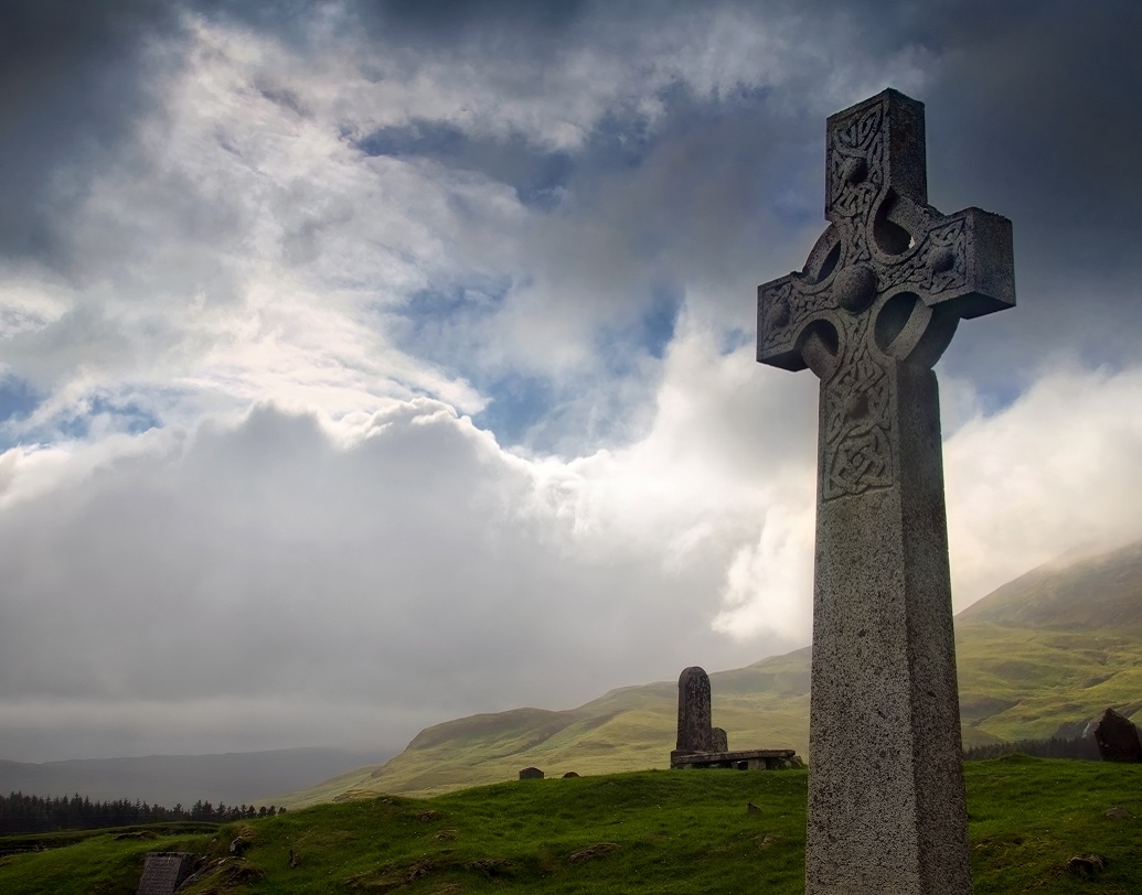 সেলটিক ক্রস খ্রিস্টের তাঁর সন্তানদের প্রতি অপরিসীম ভালবাসা ও আত্মত্যাগকে বোঝায়। সেন্ট প্যাট্রিক প্রথম এই ল্যাটিন সেলটক ক্রসের ছবি আঁকেন। এরপর আরও সেলটিক ক্রস নানা জায়গায় তৈরি করা হয়। এই ক্রসগুলিকে বিশেষ আশীর্বাদ ধন্য বলে মনে করা হয়।