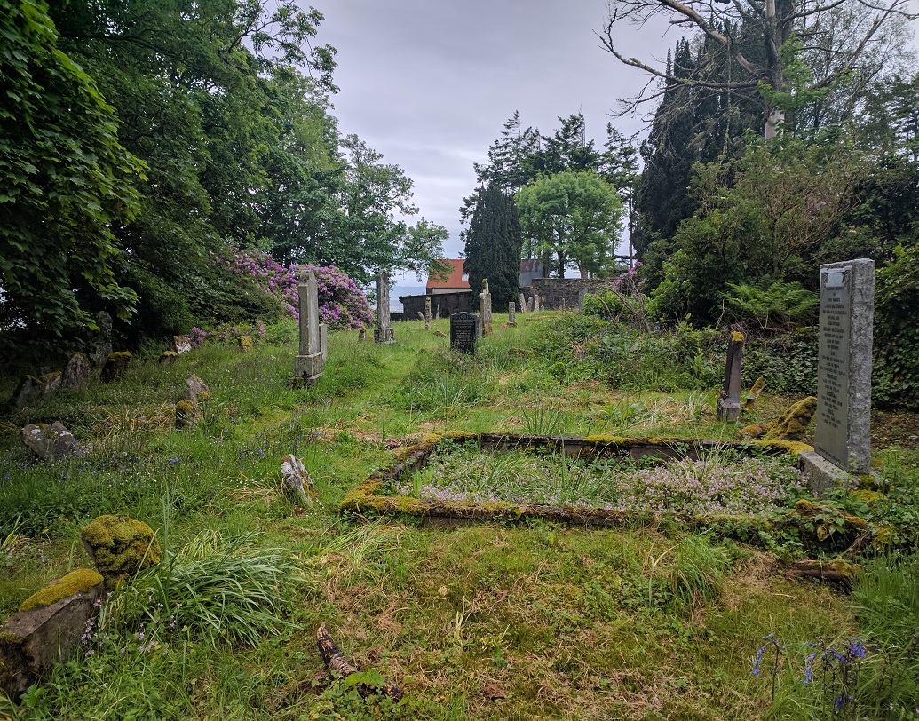 ১৩ শতকে নরওয়ে এবং স্কটল্যান্ডের মধ্যে হওয়া 'লার্গ' যুদ্ধে মৃত ব্যক্তিদের কবর দেওয়ার জন্য এই দ্বীপকেই বেছে নেওয়া হয়েছিল। এককালে এই দ্বীপে বসবাস ছিল ৪১ জনের, কিন্তু কোনও এক অজ্ঞাত কারণে তারা সবাই প্রায় একই সঙ্গে এই দ্বীপ ছেড়ে চলে যান।