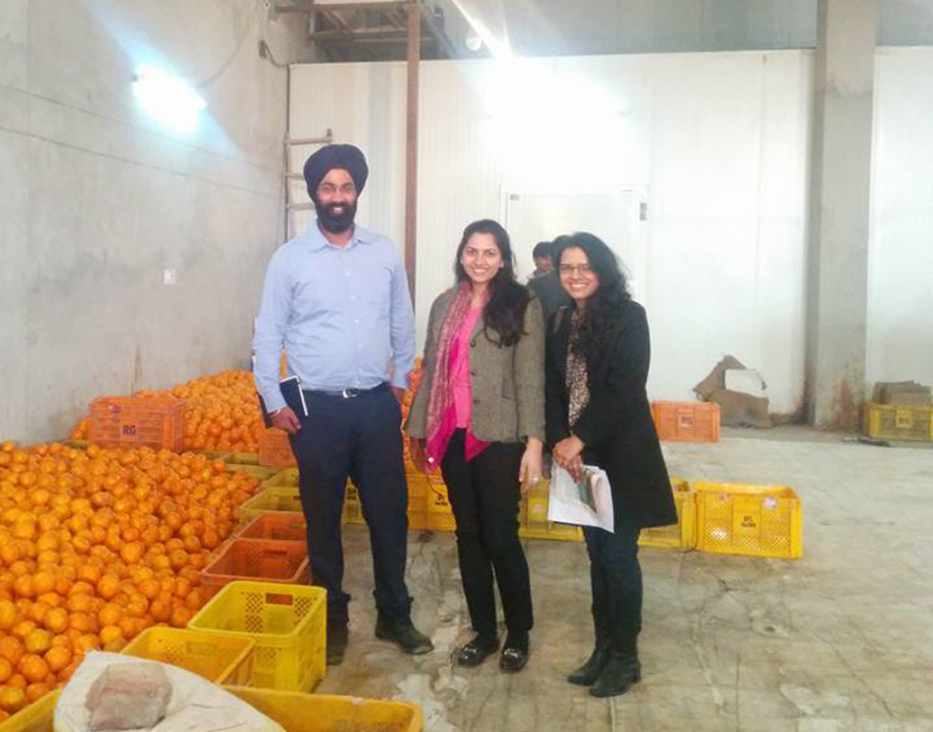 টাকা দিয়ে কৃষকদের কাছ থেকে কৃষিবর্জ্য কেনেন সুখমীত। আর তা দিয়ে তৈরি করেন জৈব জ্বালানি। এতে পরিবেশ দূষণও যেমন কমে, আবার বাড়তি কিছু রোজগারও হয় কৃষিজীবী মানুষের। বাংলার কৃষকদের কাছে এখনও পর্যন্ত পৌঁছতে না পারলেও, পঞ্জাবে ইতিমধ্যেই নাম করে ফেলেছেন সুখমীত।