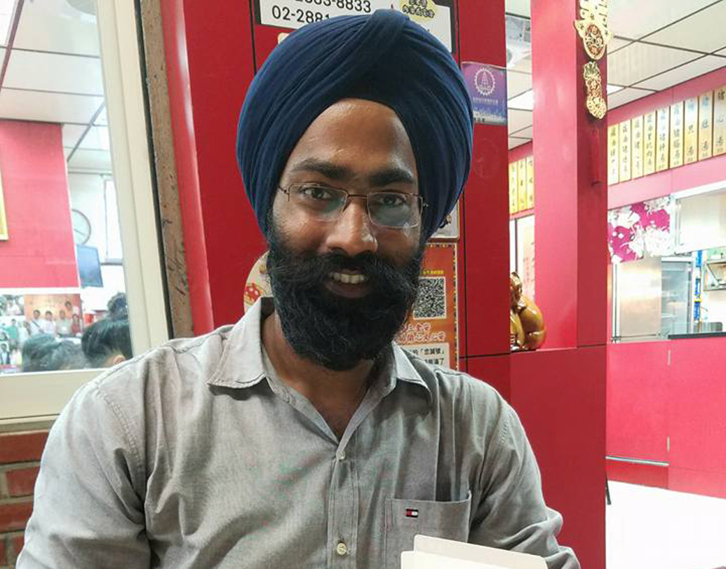 দেশের শস্যভাণ্ডার হিসাবে পরিচিত পঞ্জাব। সেখানেই জন্ম সুখমীত সিংহের। নামী কলেজ থেকে ইঞ্জিনিয়ারিং পাশ করেন তিনি। সেরে ফেলেন এমবিএ-ও। তার পর চাকরি জুটিয়ে ফেলেন দেশের শীর্ষস্থানীয় সংস্থায়।