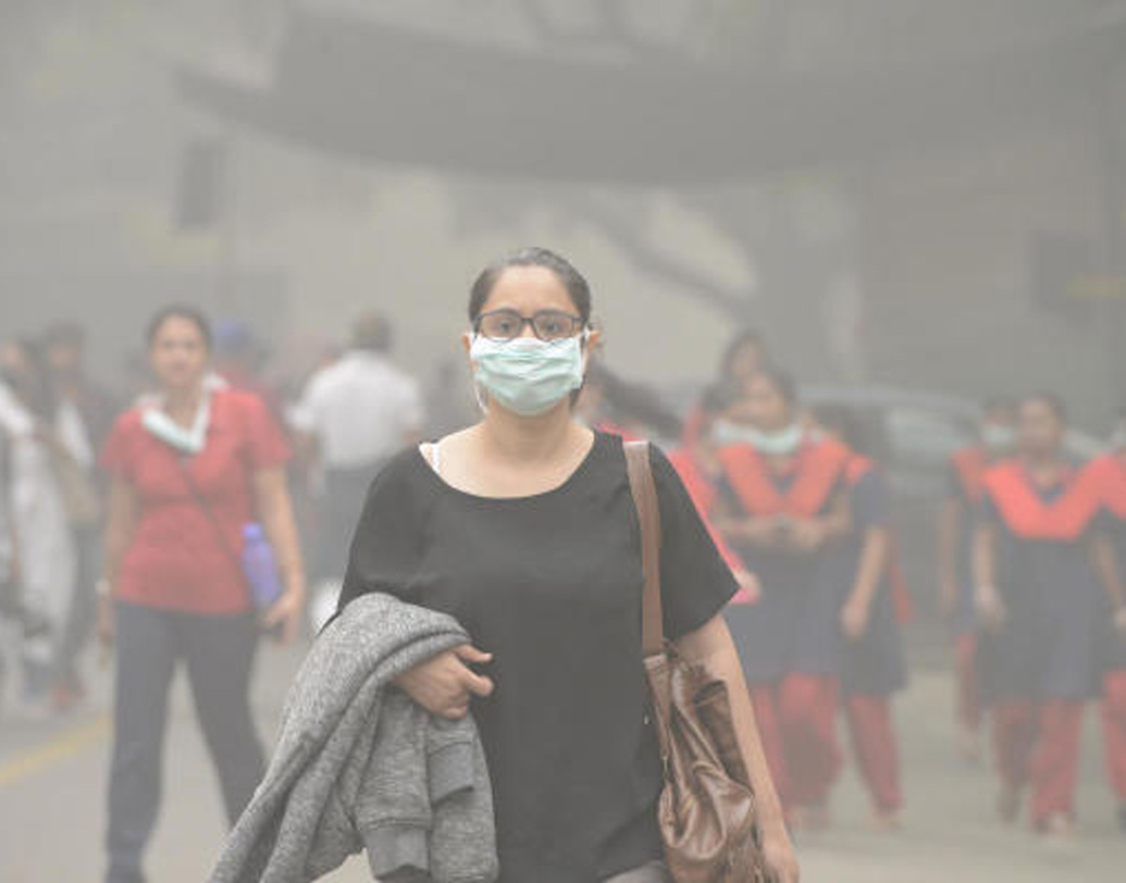 কিন্তু তাঁদের এই পদক্ষেপ মারাত্মক ক্ষতি করছে পরিবেশের। কৃষিবর্জ্য জ্বালানোর ফলেই গত কয়েক বছর ধরে কালো ধোঁয়া ও কুয়াশায় ঢেকে যাচ্ছে দিল্লি ও তার পার্শ্ববর্তী অঞ্চল। বাতাসে ভাসমান বিভিন্ন ক্ষতিকারক ক্ষুদ্র বস্তুকণার পরিমাণ আচমকাই বেড়ে যাচ্ছে অনেকটা। তাতে শরীরে বাসা বাঁধছে নানা রোগ।