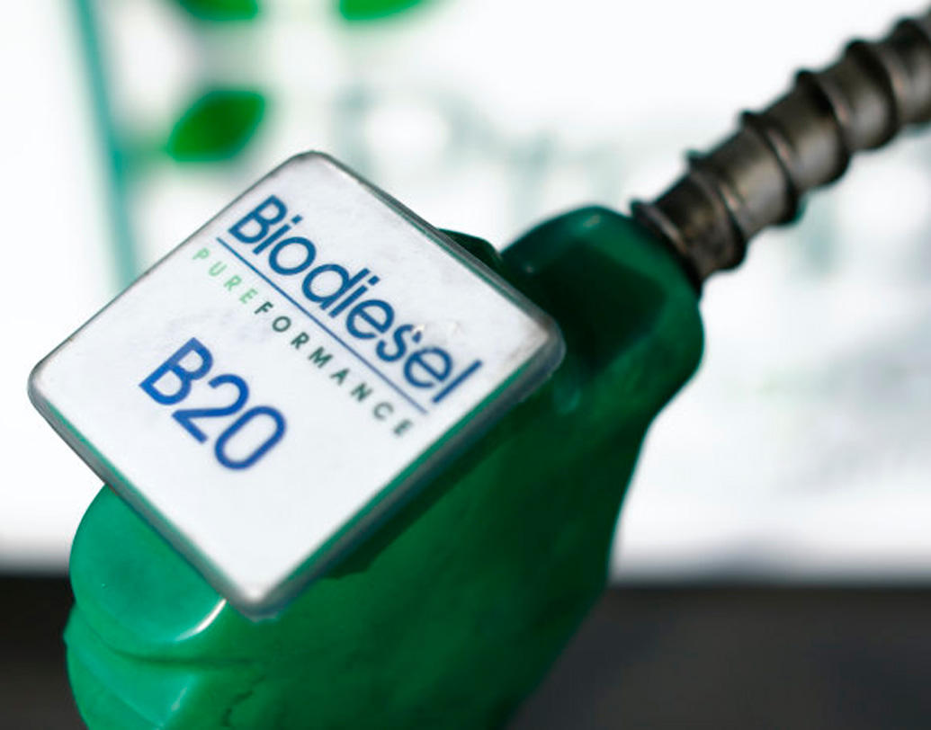 এই সমস্যা থেকে রেহাই পেতে কৃষিবর্জ্য থেকে জৈব জ্বালানি তৈরির কথা মাথায় আসে সুখমীত সিংহের। ডেনমার্ক-সহ বিশ্বের বেশ কিছু দেশে ঢের আগে থেকেই এই প্রথা চালু রয়েছে। খড় বা গমের শিসের পড়ে থাকা অংশ প্রথমে জলে ভিজিয়ে রাখা হয়। তার পর সেদ্ধ হয় ২০৪ ডিগ্রি সেলসিয়াস তাপমাত্রায়।