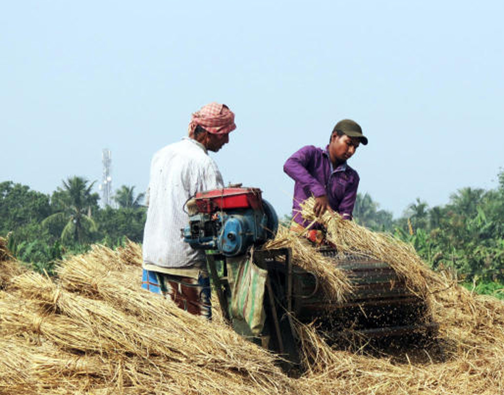 নিজের সংস্থার মাধ্যমেই যোগাযোগ করতে শুরু করেন কৃষকদের সঙ্গে। এই মুহূর্তে প্রতি একর বর্জ্যে কৃষকদের তিন হাজার টাকা দেন তিনি। অর্থাৎ কারও কাছে ১০ একর জমি থাকলে, শুধুমাত্র বর্জ্য বেচেই বাড়তি ৩০ হাজার টাকা রোজগার করতে পারবেন তিনি।