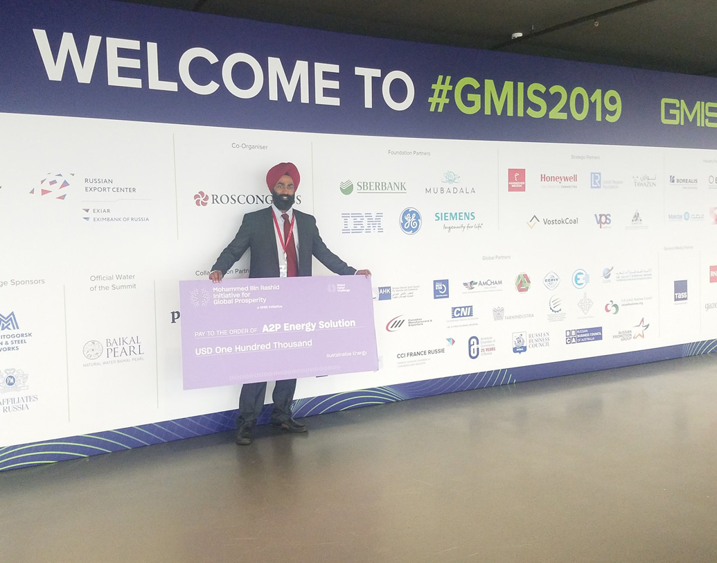 বর্তমানে পঞ্জাবের ৪৫টি কৃষিজীবী পরিবারের সঙ্গে মিলে কাজ করছেন সুখমীত। এখনও পর্যন্ত ৯০০ টন বর্জ্যের পোড়ানো আটকেছেন তিনি। ইতিমধ্যেই স্টার্ট আপ ইন্ডিয়া চ্যালেঞ্জে প্রথম স্থান অধিকার করেছে তাঁর সংস্থা। ৫২২টি সংস্থাকে পিছনে ফেলে ১০ লক্ষ টাকা পুরস্কার জিতে নিয়েছে। প্রায় ৭০ লক্ষ টাকা পুরষ্কার পেয়েছে রাশিয়াতেও।