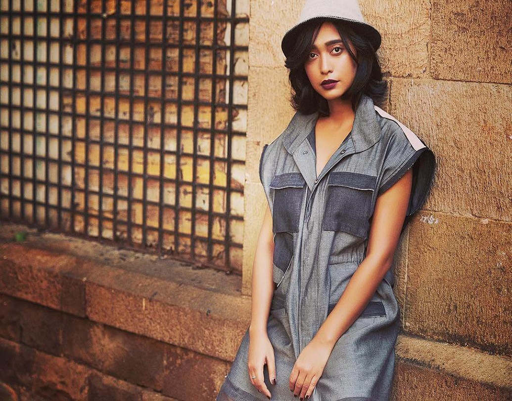 তিনি মহারাষ্ট্রে অতুল কুমারের দি কোম্পানি থিয়েটারে অনেক দিন কাজ করেছেন ।